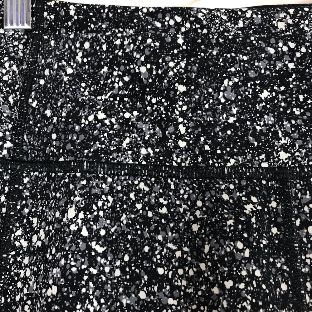 Lululemon ankle Leggings in Black & White - Picture 5 of 7